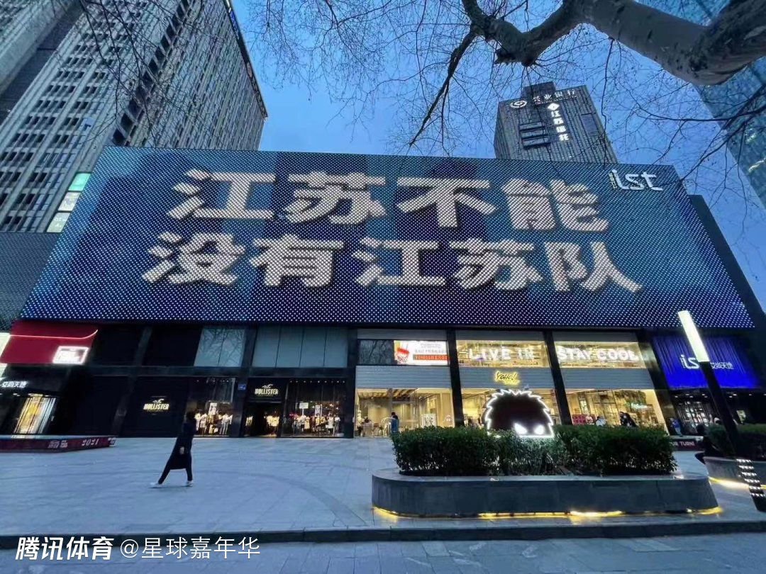 第42分钟，萨勒尼塔纳角球机会，坎德雷瓦将球开出，禁区内法奇奥高高跃起头球攻门顶进，萨勒尼塔纳1-1AC米兰。